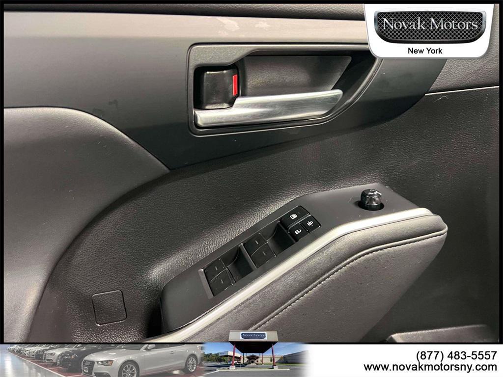 used 2022 Toyota Highlander car, priced at $37,899