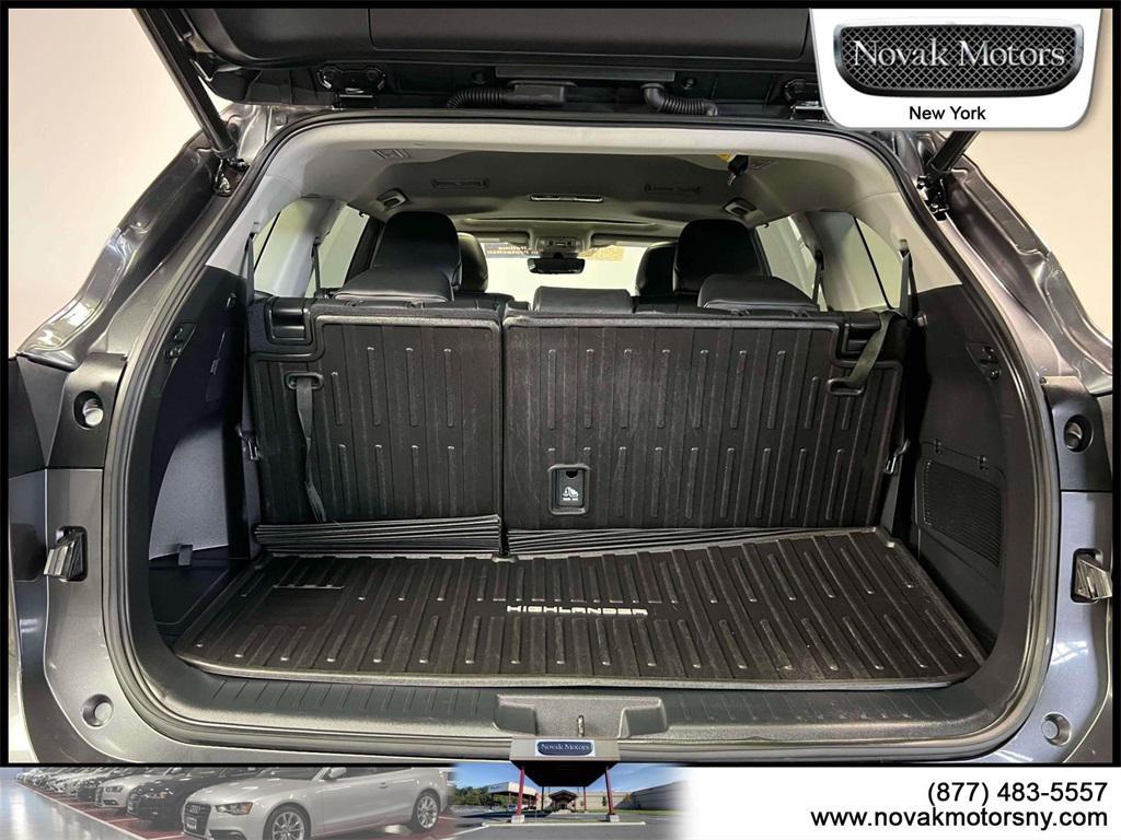 used 2022 Toyota Highlander car, priced at $37,899