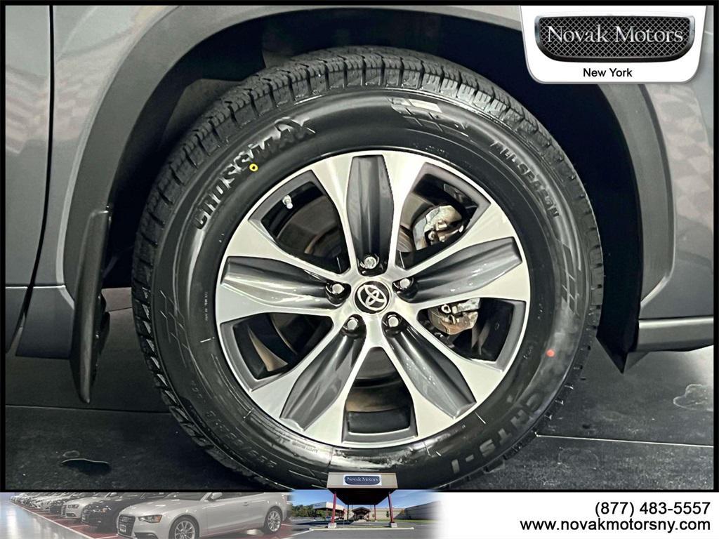 used 2022 Toyota Highlander car, priced at $37,899