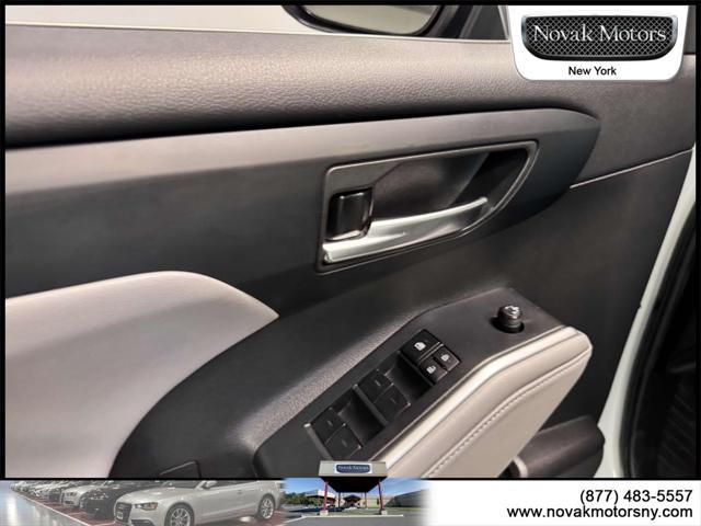 used 2022 Toyota Highlander car, priced at $39,995