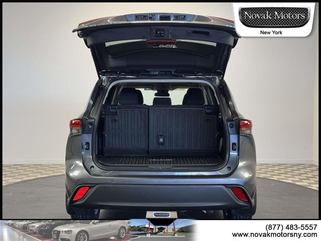 used 2022 Toyota Highlander car, priced at $29,699
