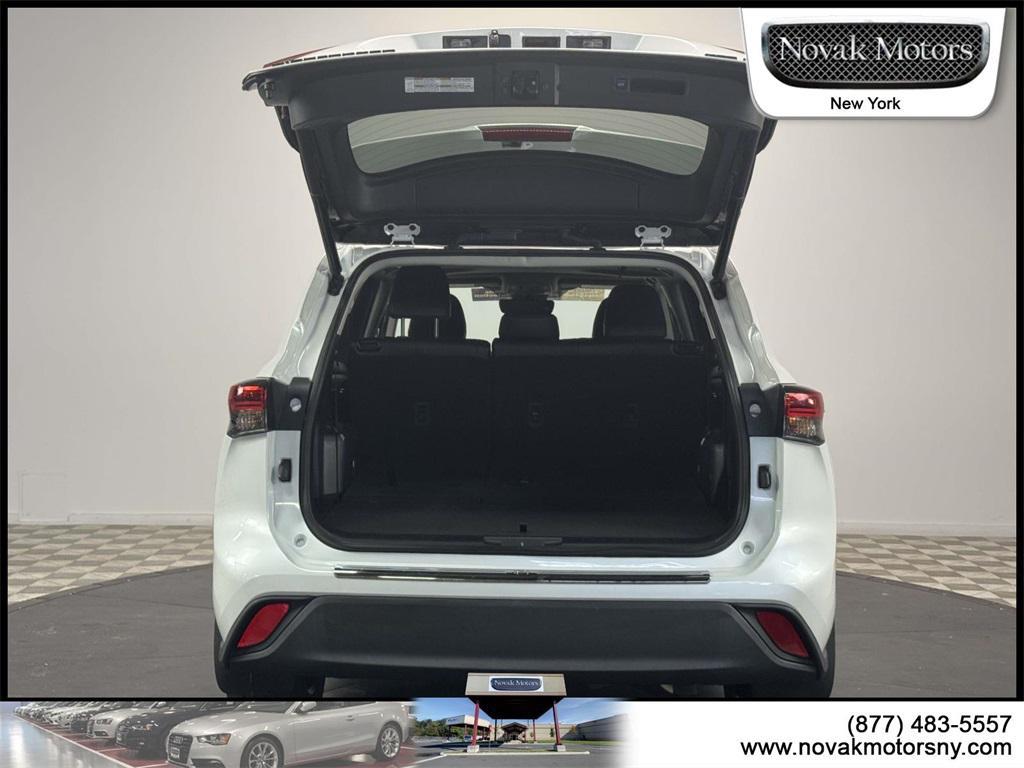 used 2022 Toyota Highlander car, priced at $40,595