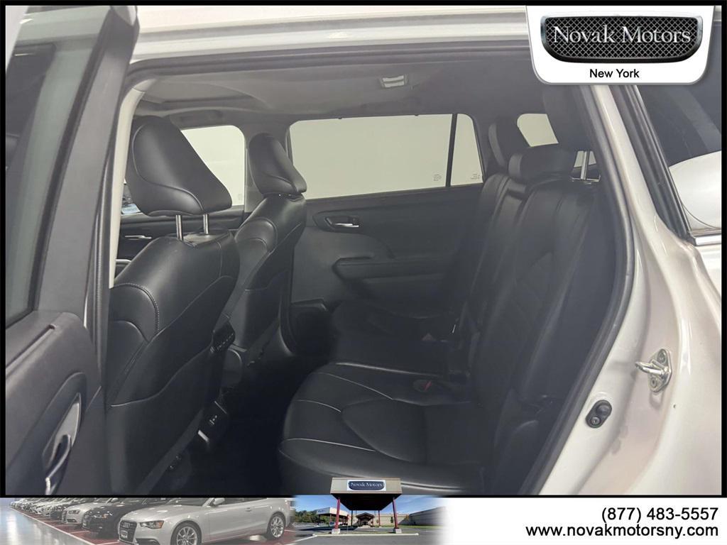 used 2022 Toyota Highlander car, priced at $40,595