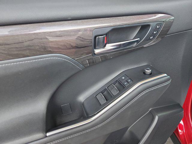 used 2020 Toyota Highlander car, priced at $33,900