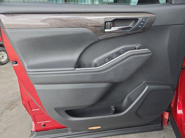 used 2020 Toyota Highlander car, priced at $33,900