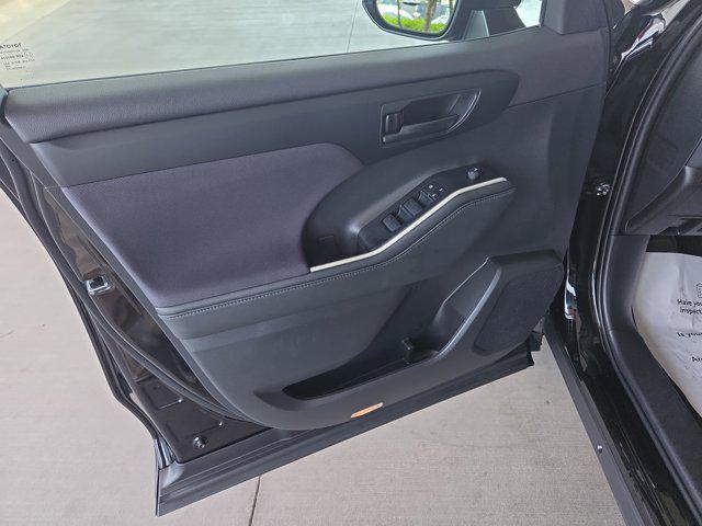 used 2023 Toyota Highlander car, priced at $33,800