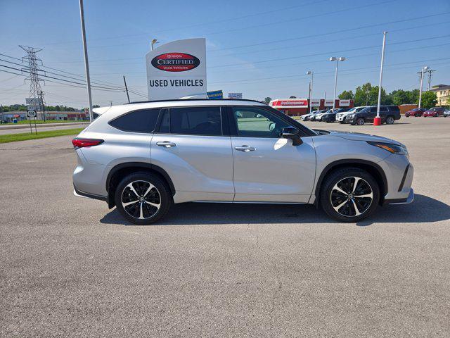 used 2022 Toyota Highlander car, priced at $43,900