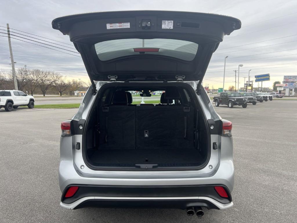 used 2024 Toyota Highlander car, priced at $46,900