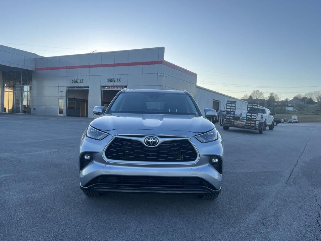 used 2024 Toyota Highlander car, priced at $45,900