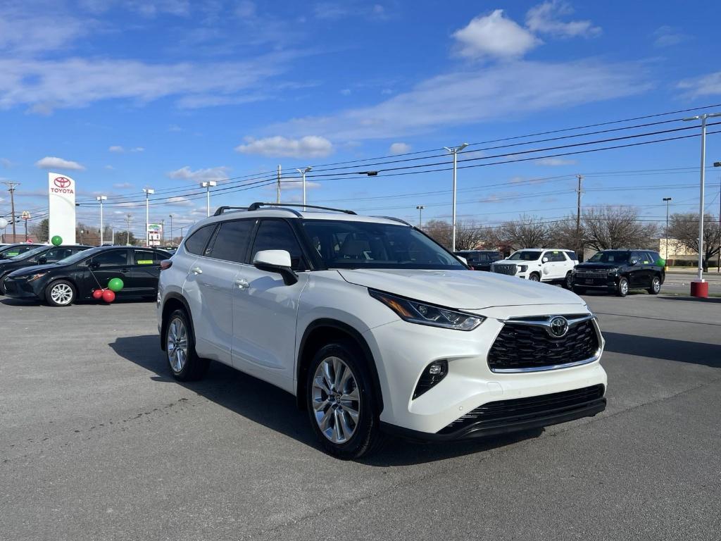 used 2021 Toyota Highlander car, priced at $38,900