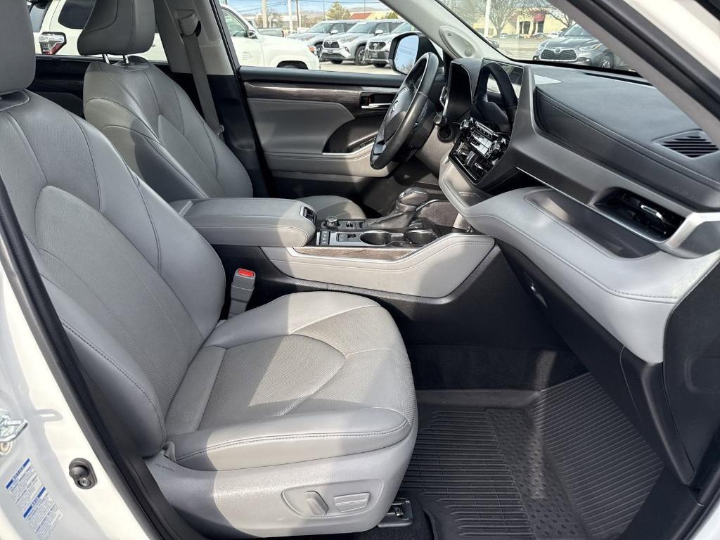 used 2022 Toyota Highlander car, priced at $39,900