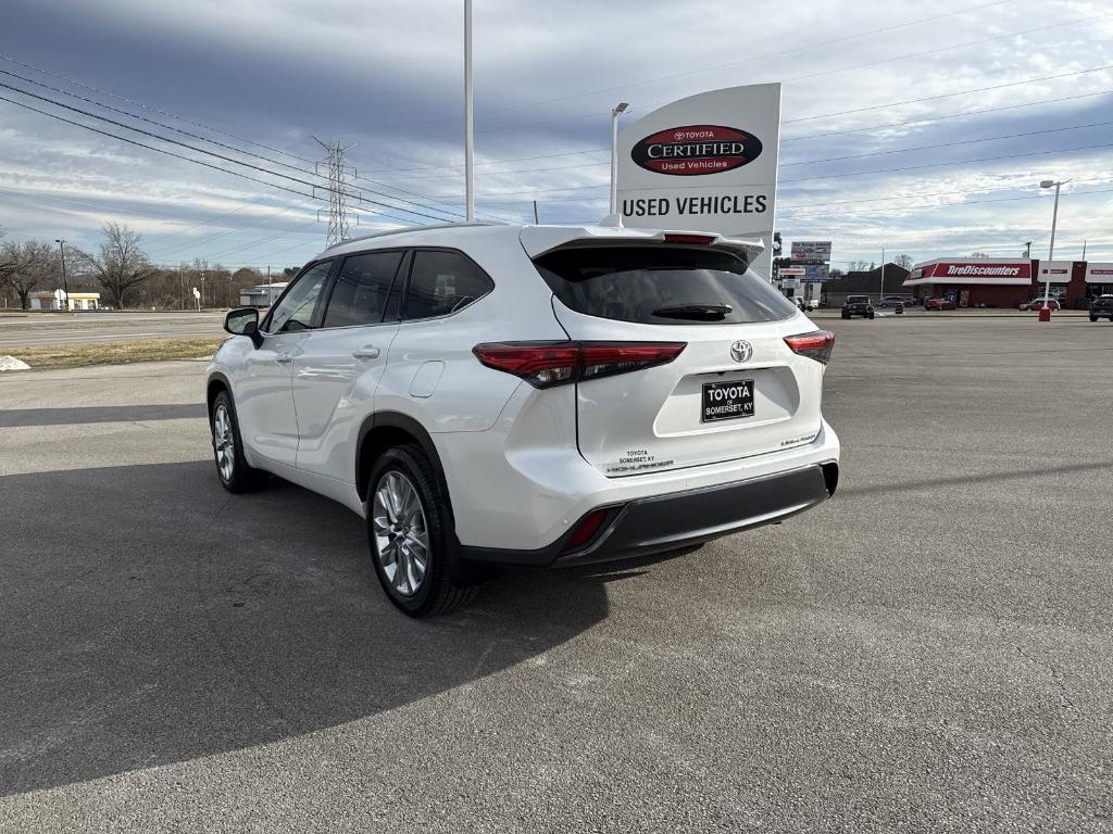 used 2022 Toyota Highlander car, priced at $39,900