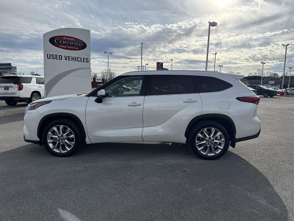 used 2022 Toyota Highlander car, priced at $39,900