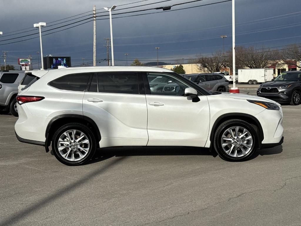 used 2022 Toyota Highlander car, priced at $39,900