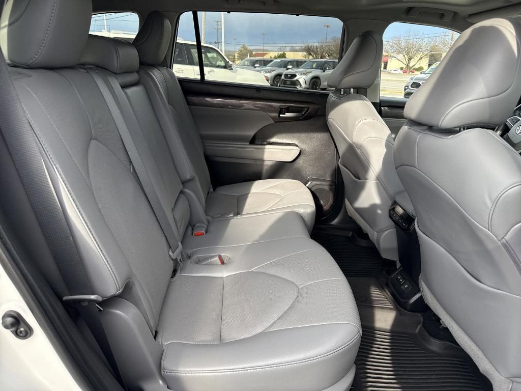 used 2022 Toyota Highlander car, priced at $39,900