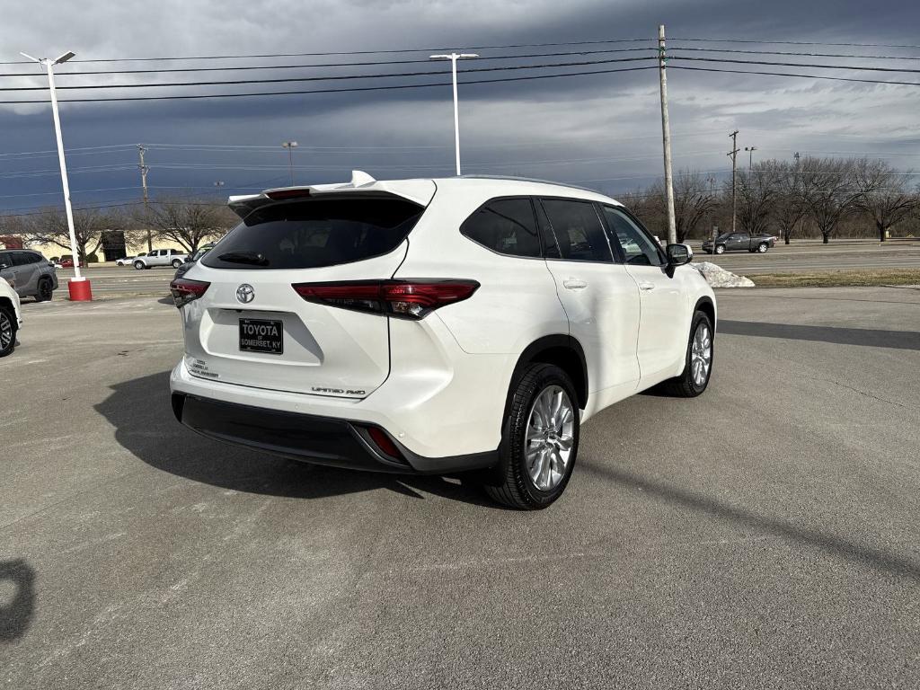 used 2022 Toyota Highlander car, priced at $39,900