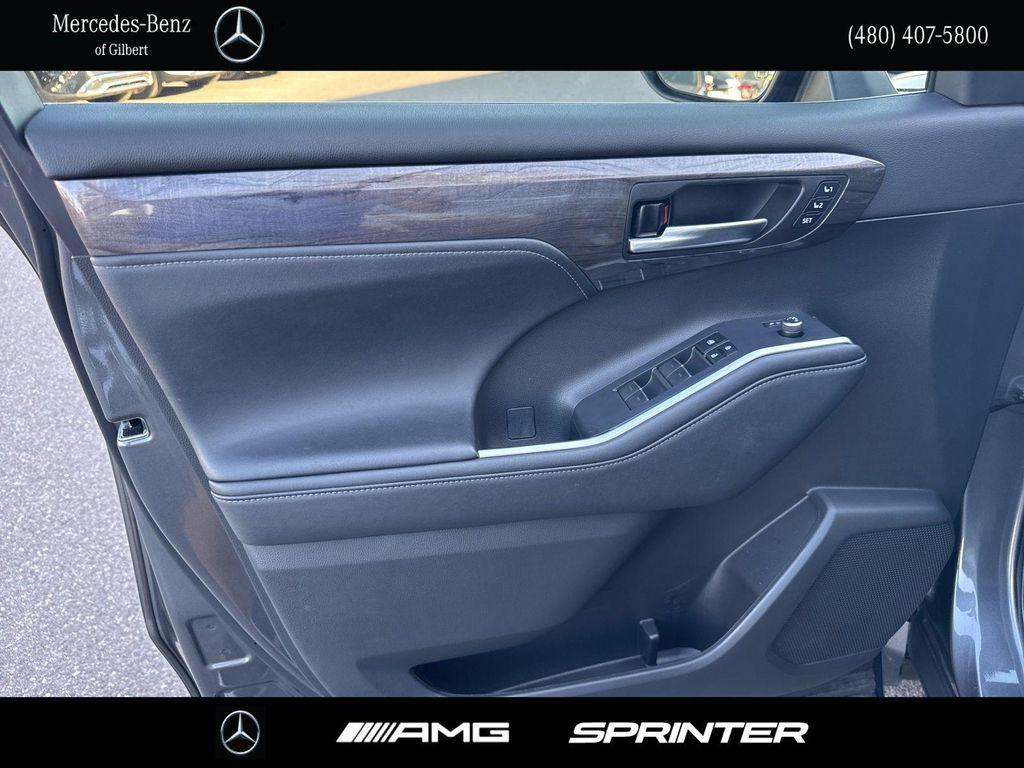 used 2023 Toyota Highlander car, priced at $39,987