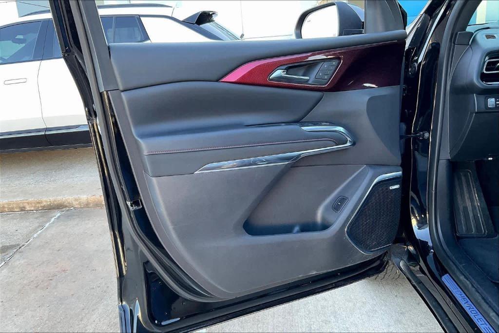 used 2025 Chevrolet Traverse car, priced at $45,995