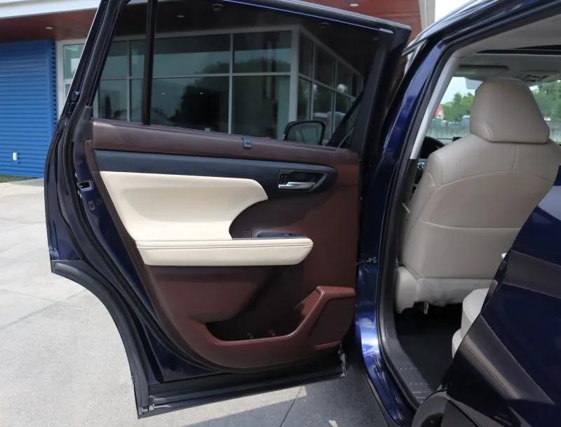 used 2021 Toyota Highlander Hybrid car, priced at $32,425