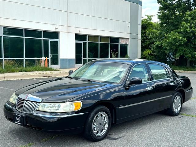 used 2001 Lincoln Town Car car, priced at $8,995