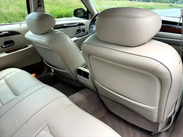 used 2001 Lincoln Town Car car, priced at $8,995