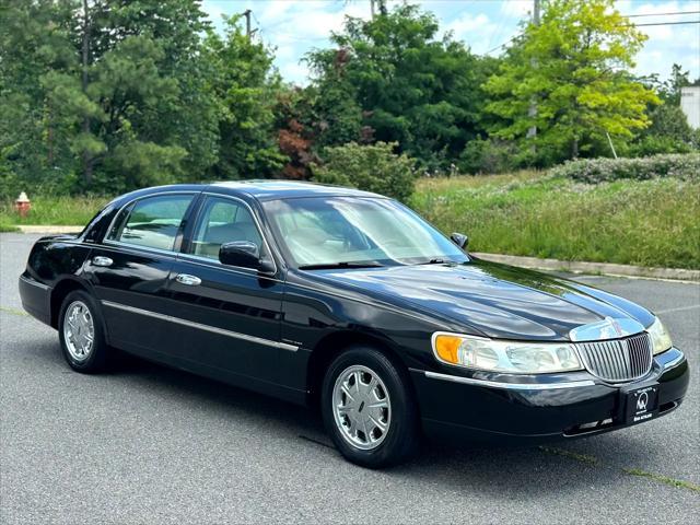 used 2001 Lincoln Town Car car, priced at $8,995
