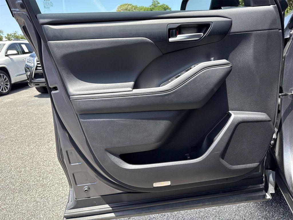 used 2024 Toyota Highlander car, priced at $40,900