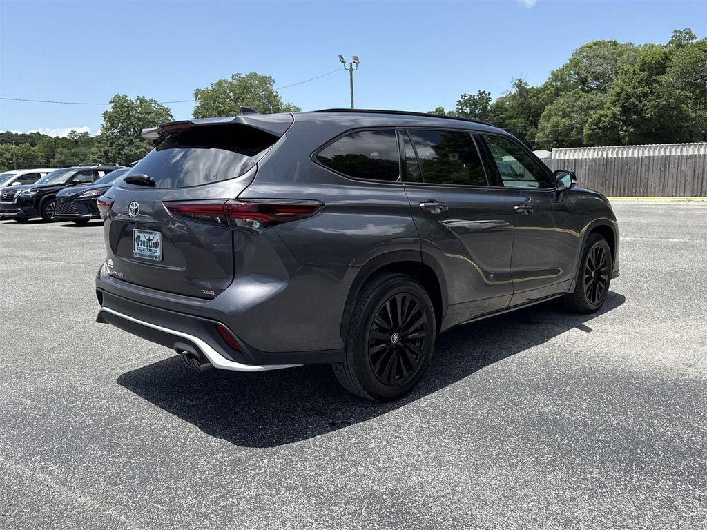 used 2024 Toyota Highlander car, priced at $40,900