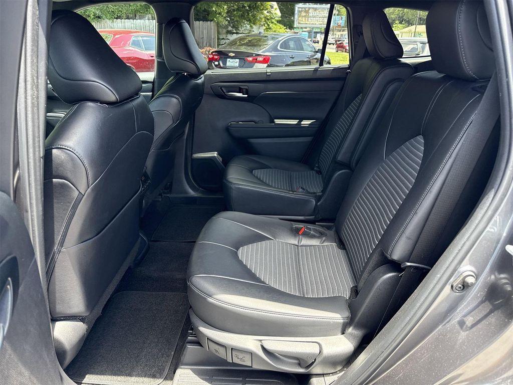 used 2024 Toyota Highlander car, priced at $40,900