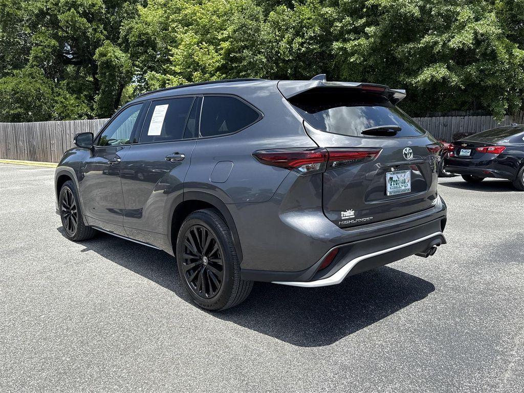 used 2024 Toyota Highlander car, priced at $40,900