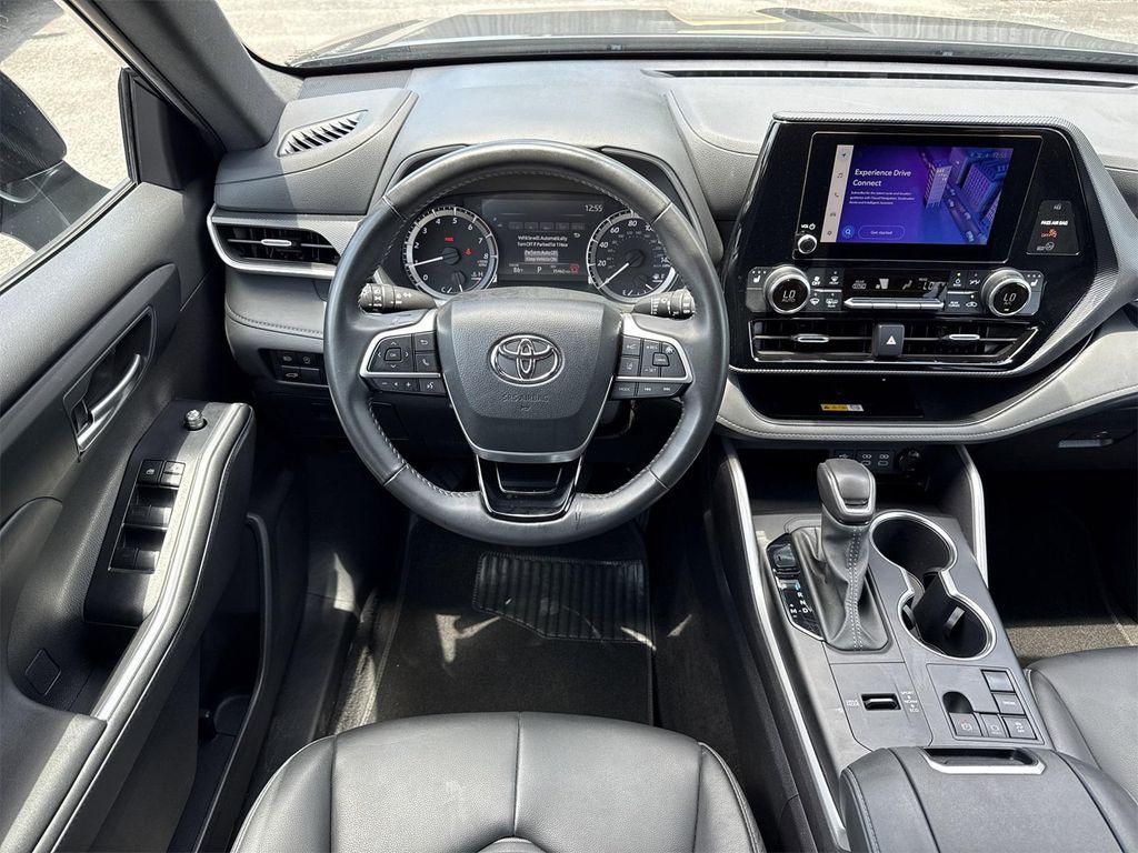 used 2024 Toyota Highlander car, priced at $40,900