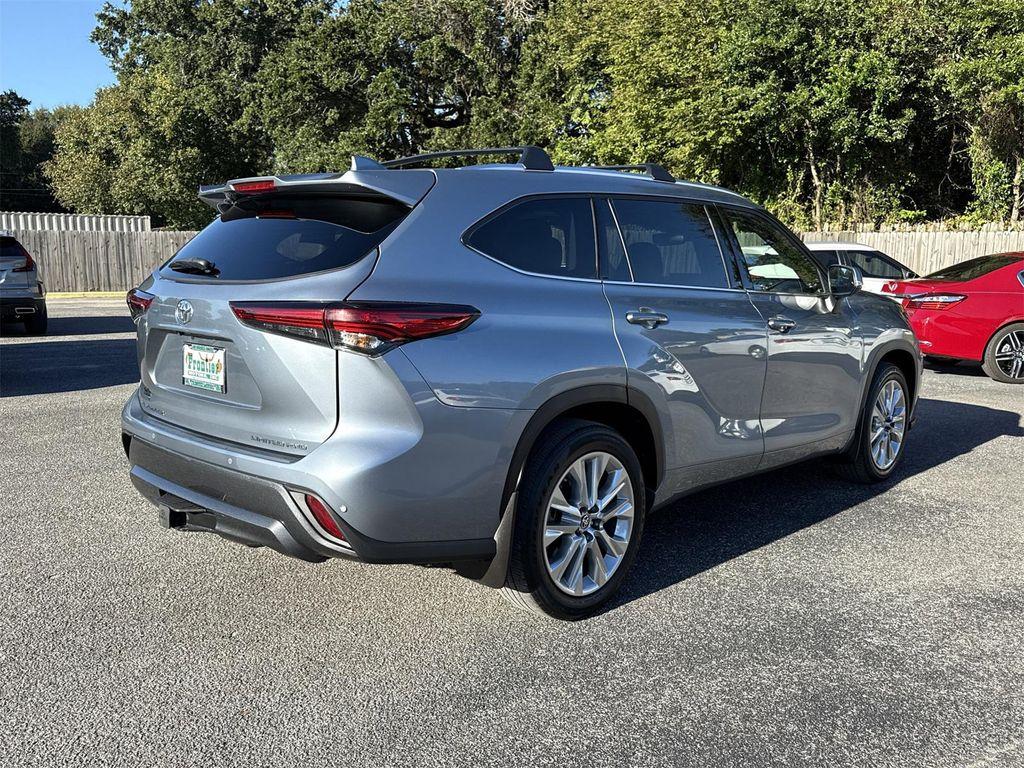 used 2022 Toyota Highlander car, priced at $39,900