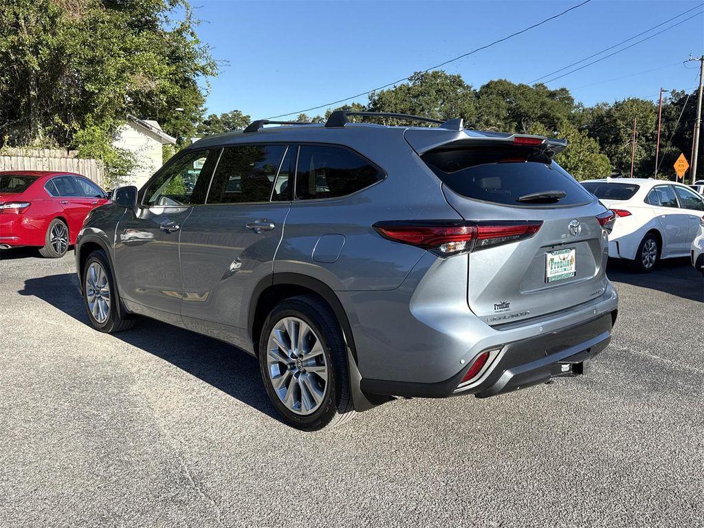 used 2022 Toyota Highlander car, priced at $39,900