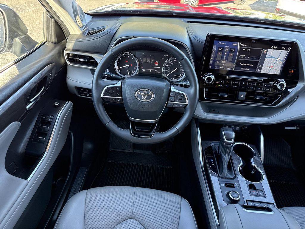 used 2022 Toyota Highlander car, priced at $39,900