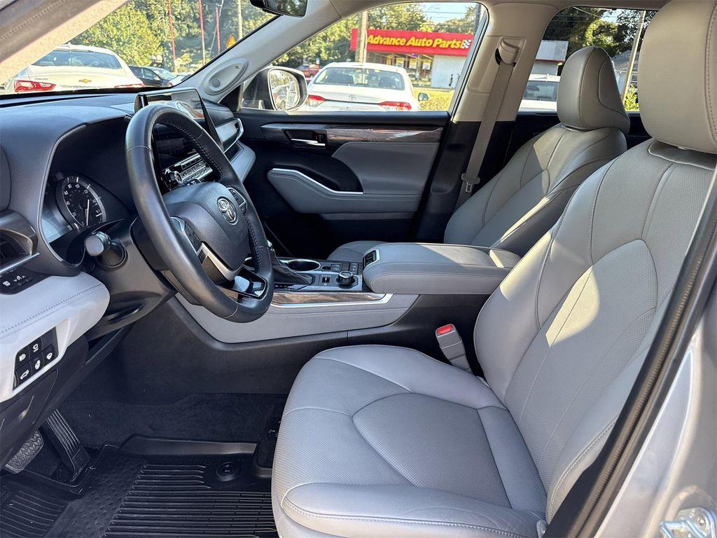 used 2022 Toyota Highlander car, priced at $39,900