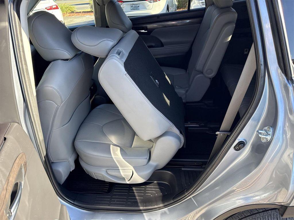 used 2022 Toyota Highlander car, priced at $39,900
