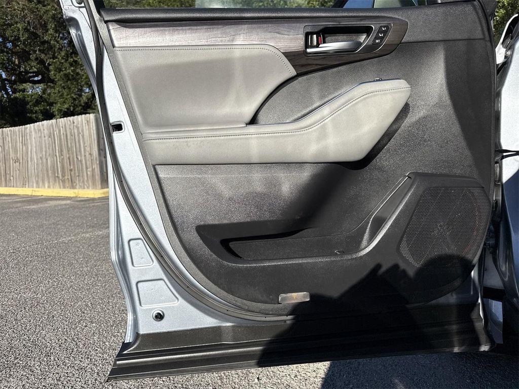 used 2022 Toyota Highlander car, priced at $39,900