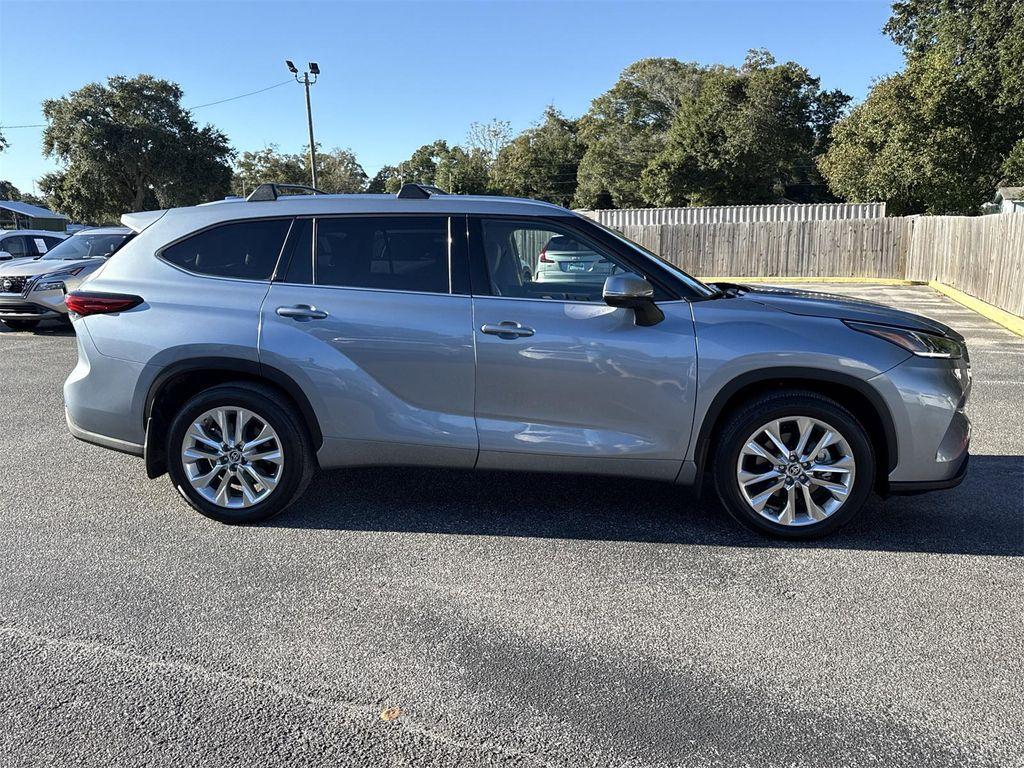 used 2022 Toyota Highlander car, priced at $39,900