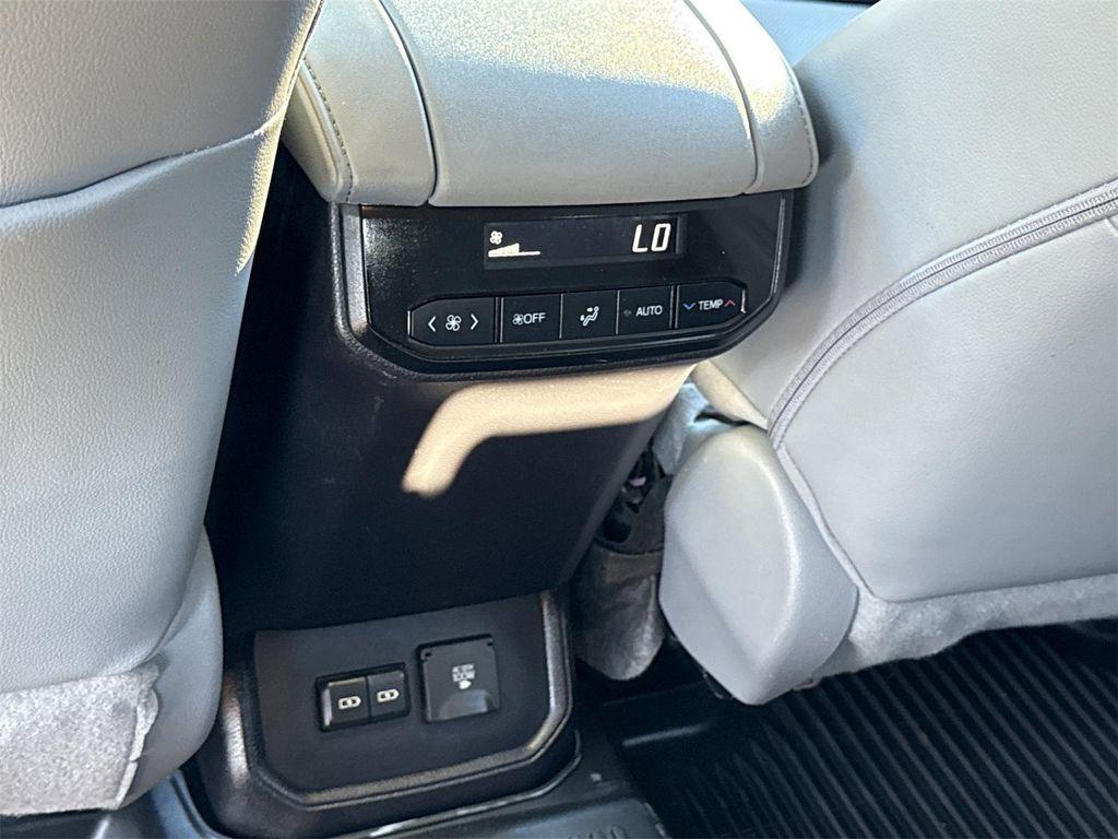 used 2022 Toyota Highlander car, priced at $39,900