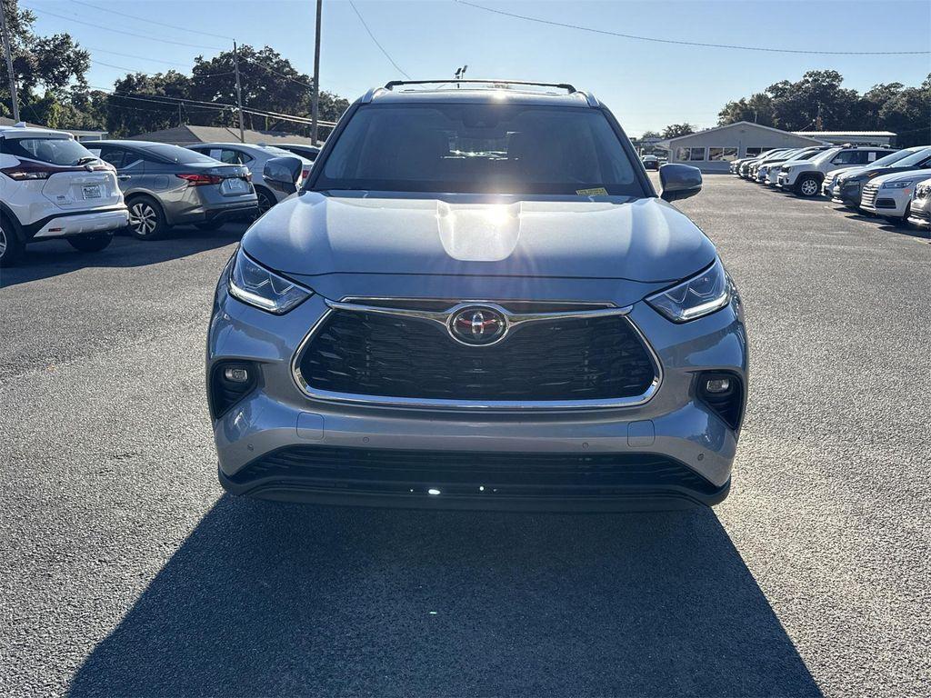 used 2022 Toyota Highlander car, priced at $39,900