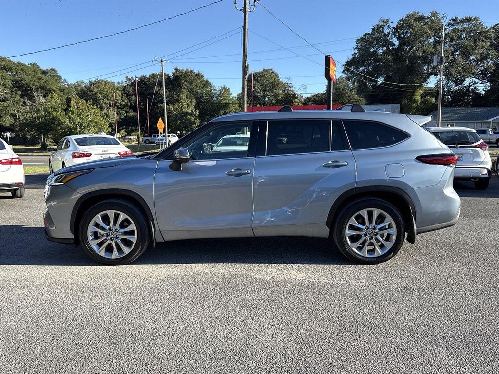 used 2022 Toyota Highlander car, priced at $39,900