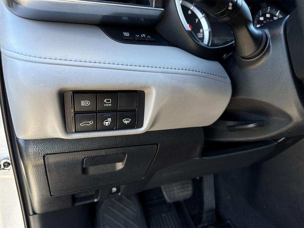 used 2022 Toyota Highlander car, priced at $39,900