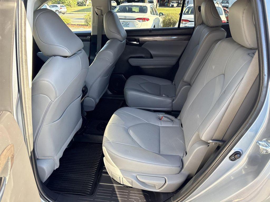 used 2022 Toyota Highlander car, priced at $39,900