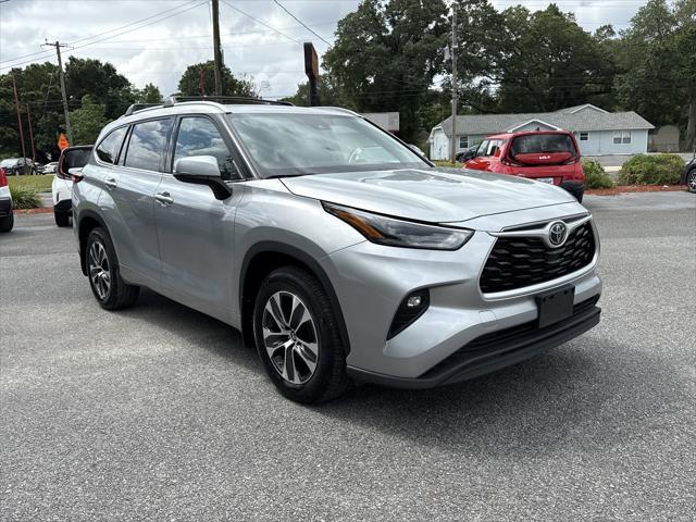 used 2022 Toyota Highlander car, priced at $39,900