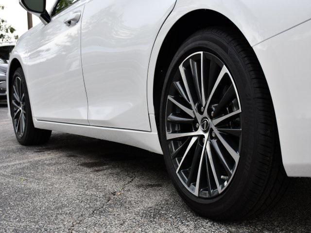 new 2025 Lexus ES 300h car, priced at $48,578