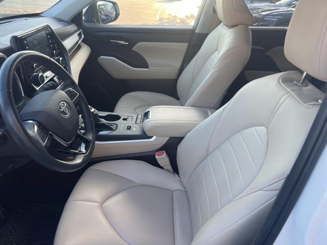 used 2020 Toyota Highlander Hybrid car, priced at $32,500