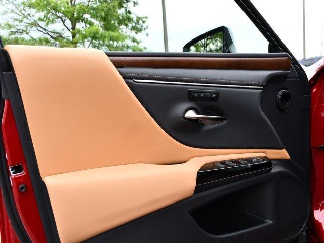 new 2025 Lexus ES 300h car, priced at $52,209