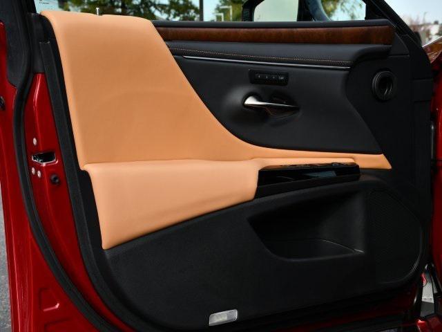 used 2025 Lexus ES 300h car, priced at $46,000