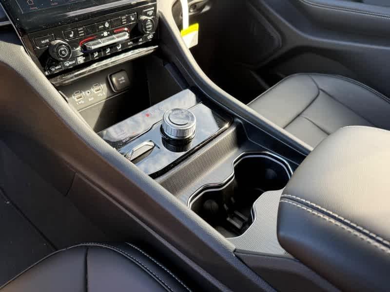 new 2025 Jeep Grand Cherokee car, priced at $43,797