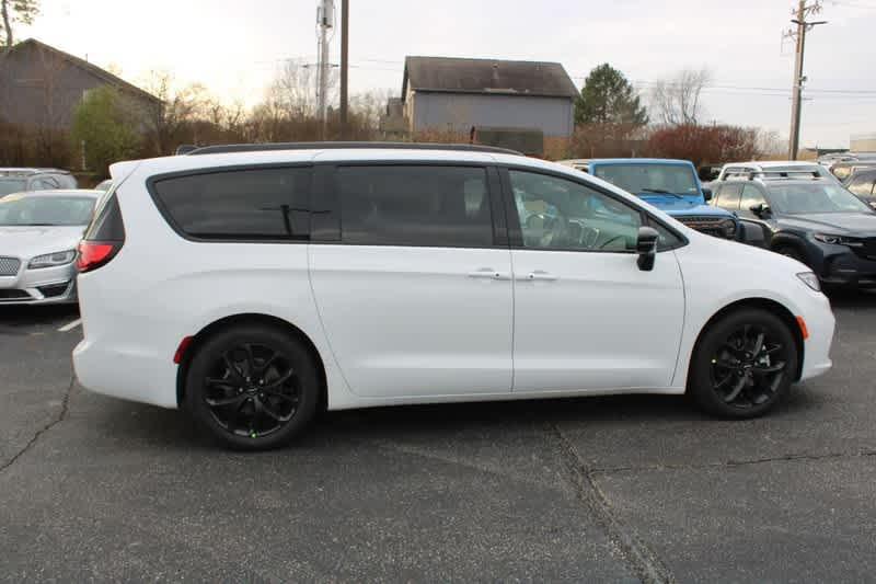 new 2025 Chrysler Pacifica car, priced at $46,746